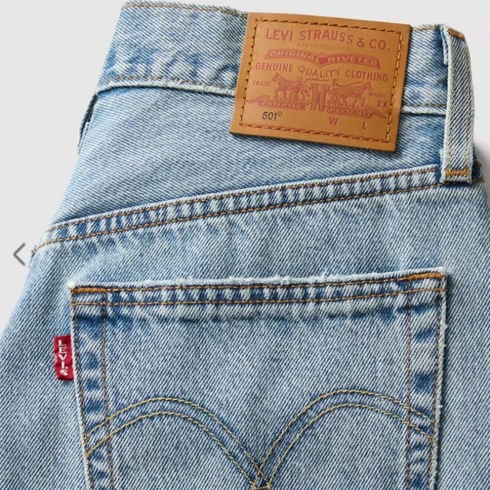 NWT Levi’s 501 Original Jeans Outside Theater Light Wash Straight Leg Denim 28 - Picture 7 of 15